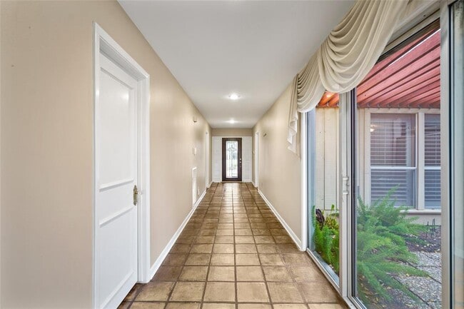 Building Photo - 2526 Country Club Blvd