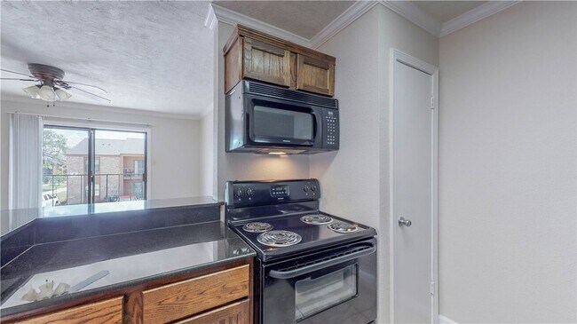 Building Photo - 904 University Oaks Blvd