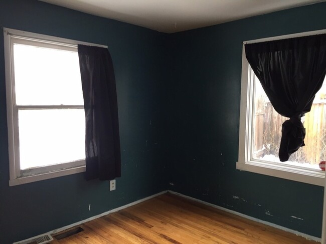 Building Photo - 2 Bedroom 1 Bath in South Denver