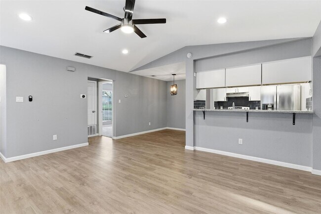 Foto del edificio - 8101 Dowling Cove