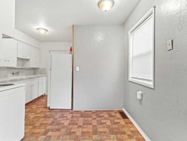 Building Photo - 9572 N Calhoun Ave