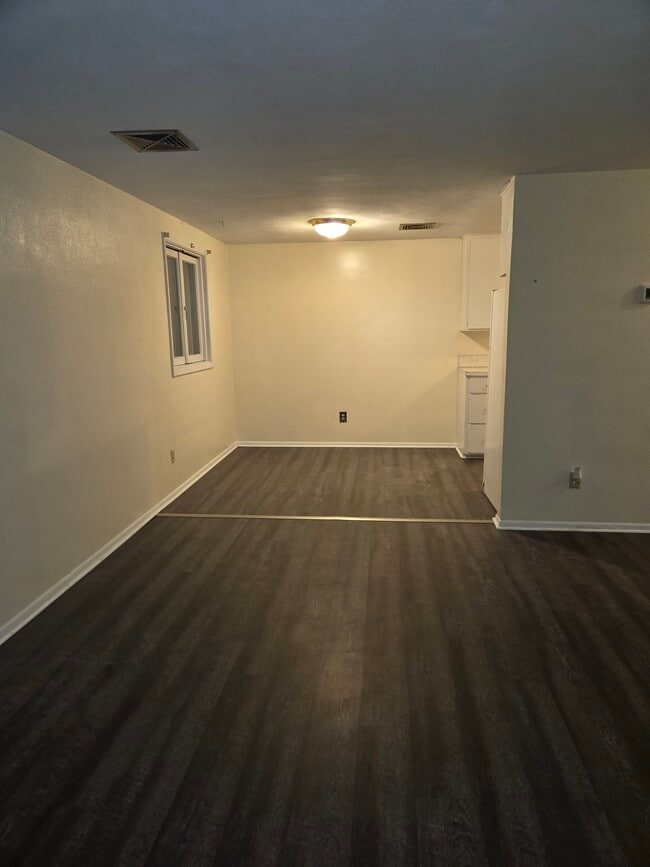 Building Photo - 513 N Oak Ave