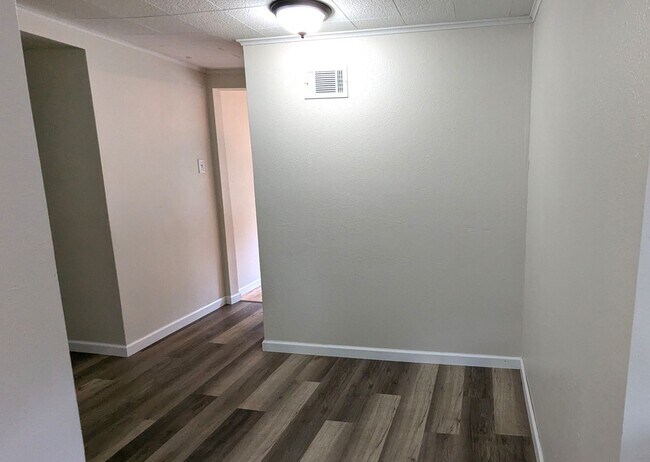 Foto del edificio - 2335 Vine Ave