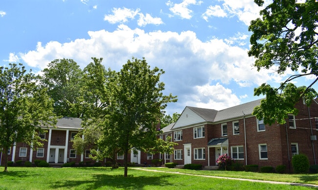 Building Photo - Belle Gardens