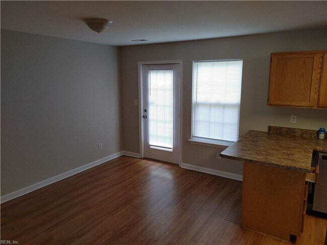 Building Photo - 848 W 38th St