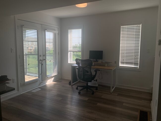 Building Photo - 205 W Oak Trl