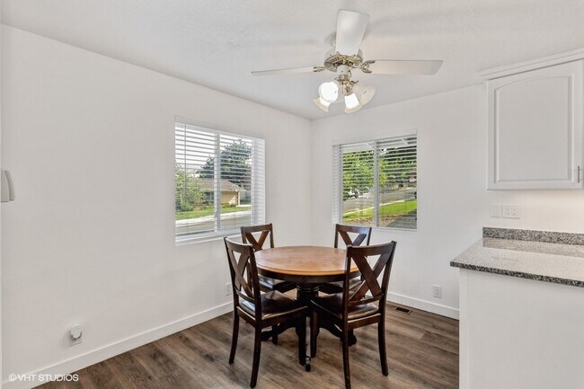 Building Photo - 413 3200 S