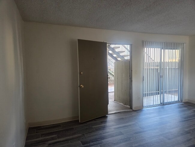 Building Photo - 991 N Mollison Ave