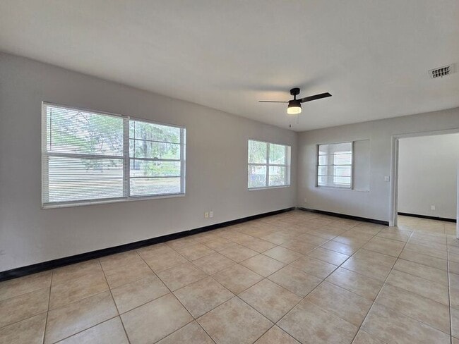 Foto del edificio - 824 N Florence Ave