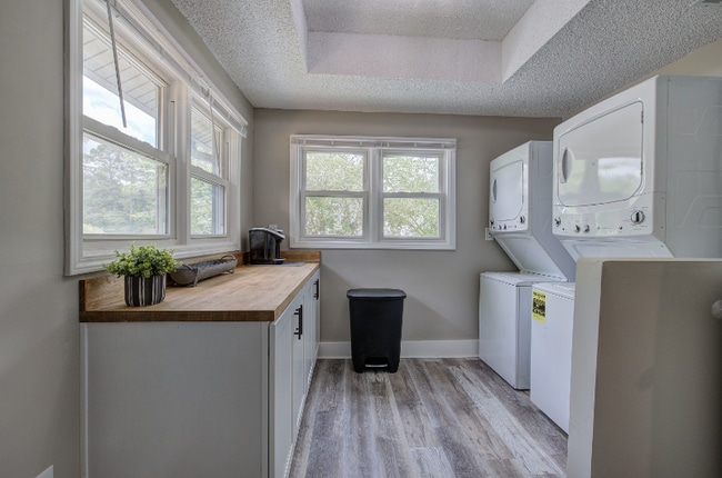 Building Photo - 227 St Elmo Cir