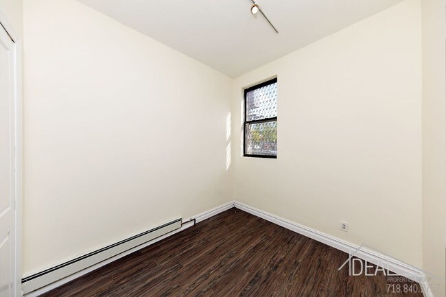 Building Photo - 70 Grand St