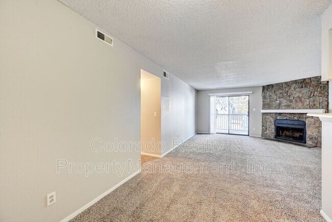 Building Photo - 902 S Walden St