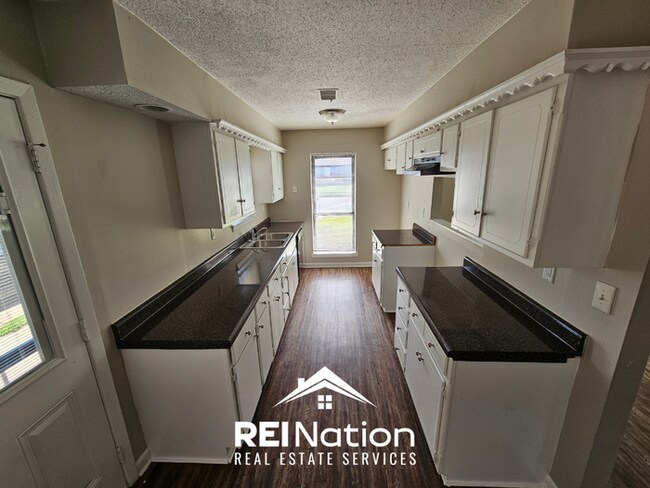 Building Photo - Move-In Ready 3BR Gem in Memphis - Cozy Fireplace, Tile Dining & Private Yard