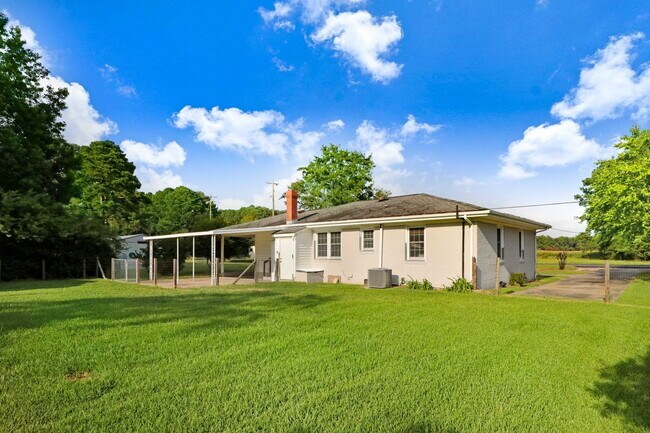 Foto del edificio - RENOVATED 2 BR, 1.5 BA W/ DETACHED GARAGE/ STORAGE - PIKEVILLE SCHOOLS