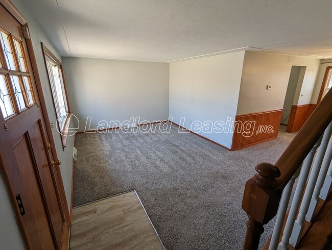 Building Photo - Sheffield Lake 4 bedroom cape cod with att...