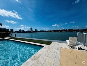 Building Photo - 960 Bay Dr