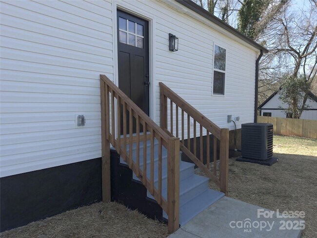 Building Photo - 226 Malvern Dr SW