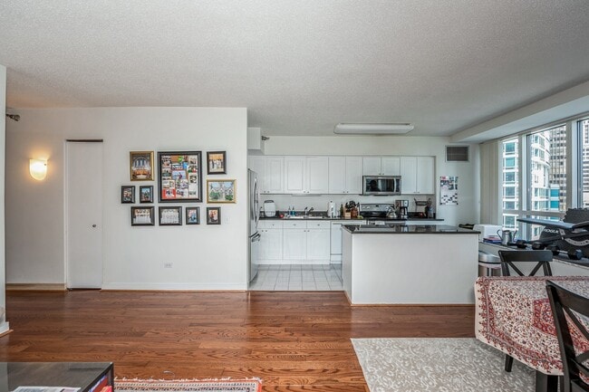 Building Photo - 512 N McClurg Ct