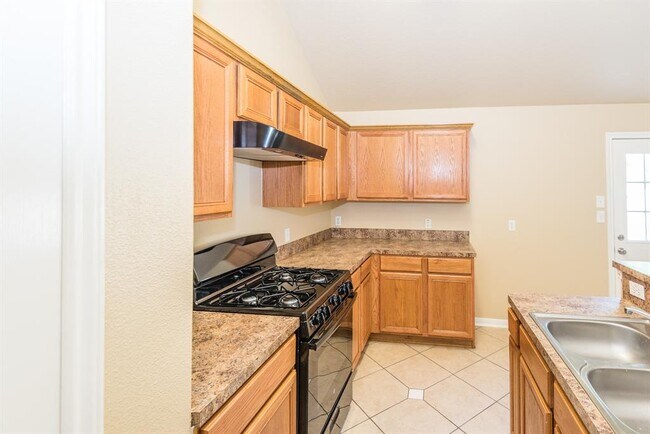 Building Photo - 2025 Briar Grove Dr