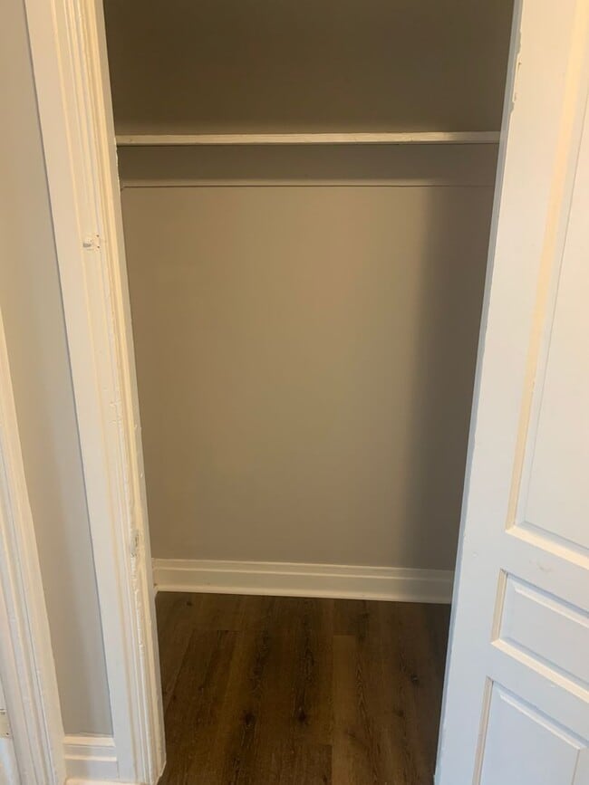 Building Photo - Available Now! 3rd Floor 1 Bedroom-York Ci...