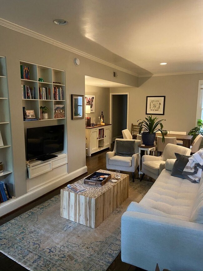 Foto del edificio - Charming Home Right Across From Montrose Park