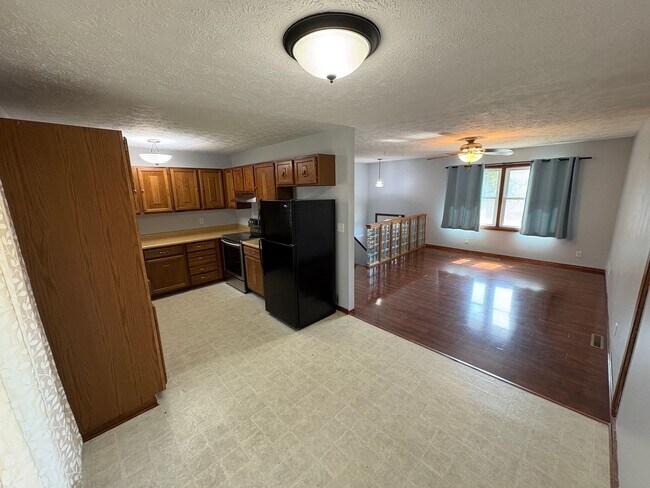 Foto del edificio - Spacious Single-Family Home with Fenced Backyard & Attached Garage