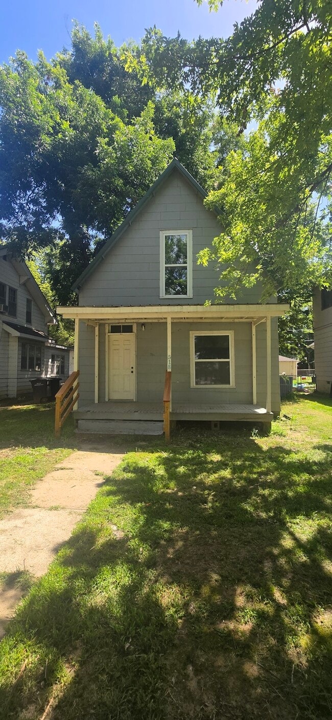 Building Photo - 518 N B St