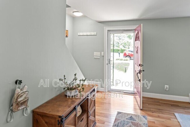 Building Photo - 7312 Poplar Ct