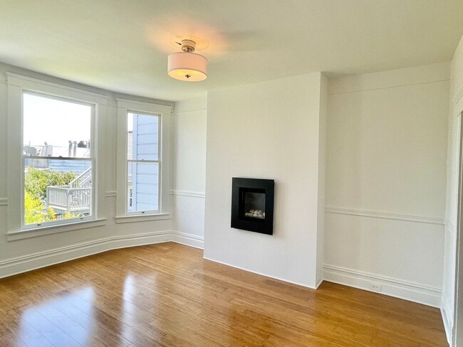 Building Photo - HUGE Edwardian 3BR /1 BA Flat, Parking, La...