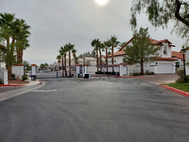 Foto del edificio - A Beautiful Town Home around the Spring Valley Area.