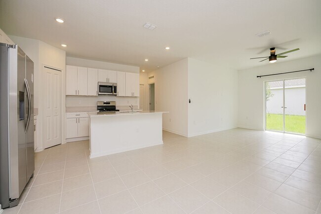 Foto del edificio - Brand New Spacious 5-Bedroom Home on Corne...