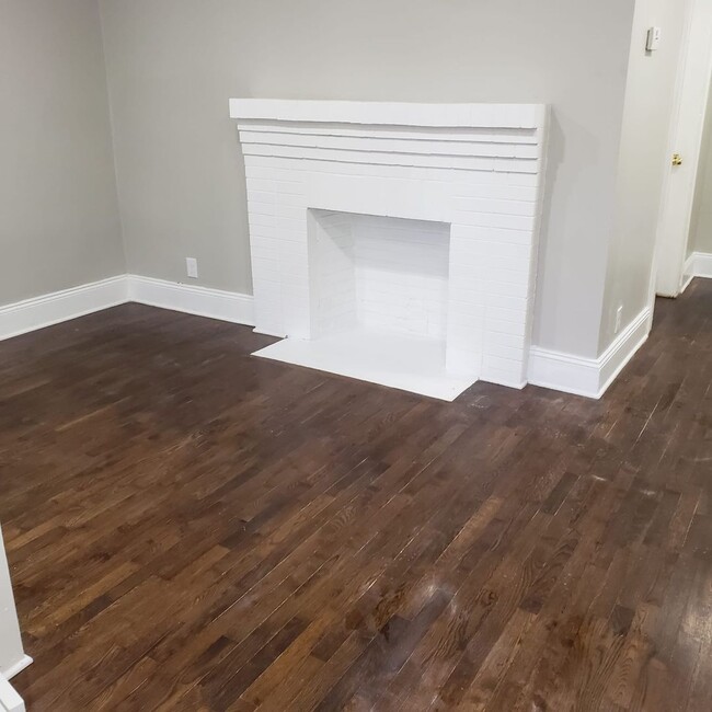 Building Photo - AVAILABLE TO SHOW!