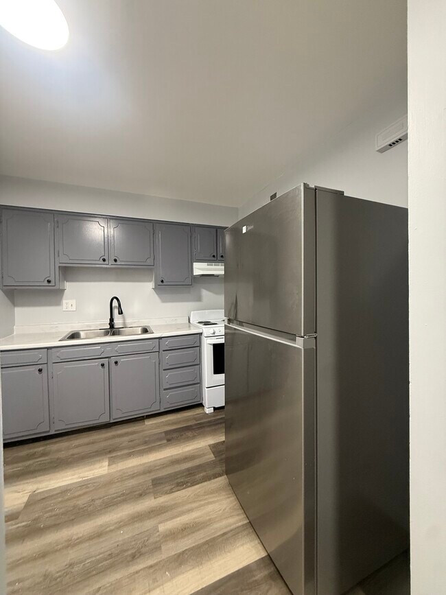 Building Photo - 2969 Four Towers Dr