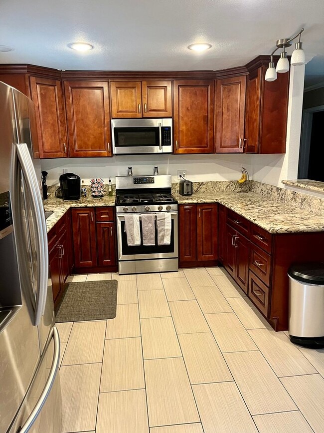 Building Photo - BEAUTIFUL 4 BEDROOM 3 BATH HOME