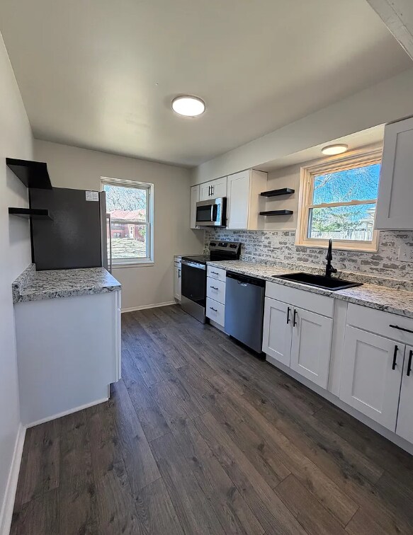 Foto del edificio - 5711 NW Hillside Dr