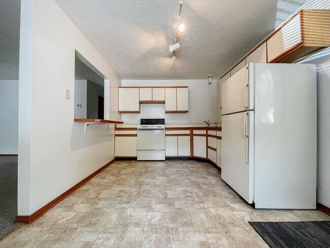 Foto del edificio - 1,200 sqft - 1st Floor Flat with Washer/Dryer Hook Ups - New Plank Flooring Being Installed