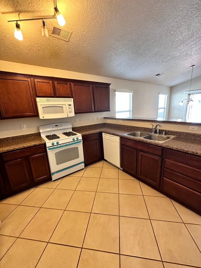 Building Photo - MOVE IN SPECIAL! 1/2 off 2nd months rent! ...