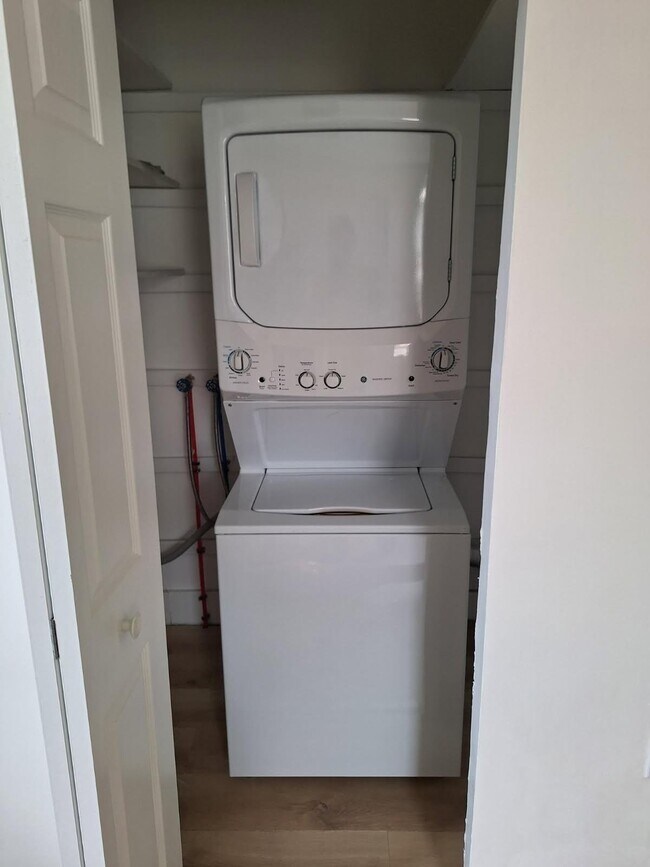 Foto del edificio - 123-125-125 E 2nd St