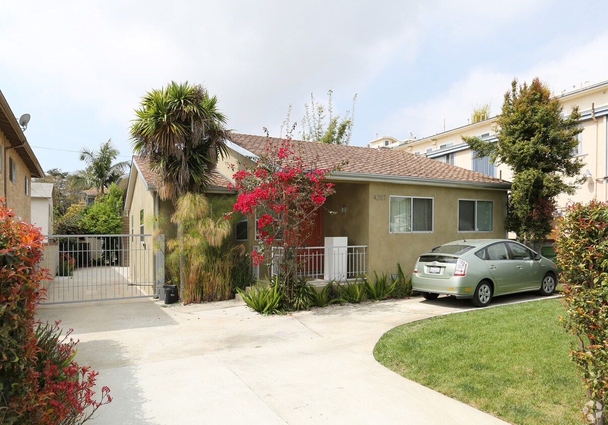 Primary Photo - 4207-4209 McLaughlin Ave