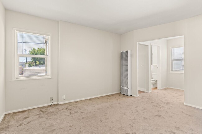 Foto del edificio - Charming San Leandro Duplex: 2 Bed w/ In-unit Laundry & Off-street Parking