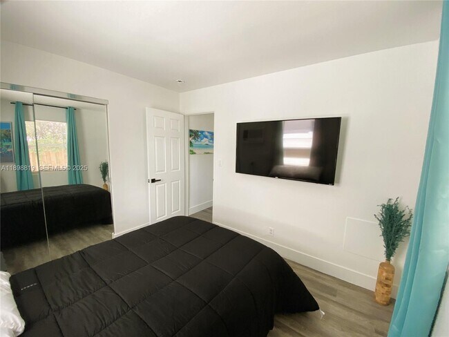 Foto del edificio - 3208 Canal Dr