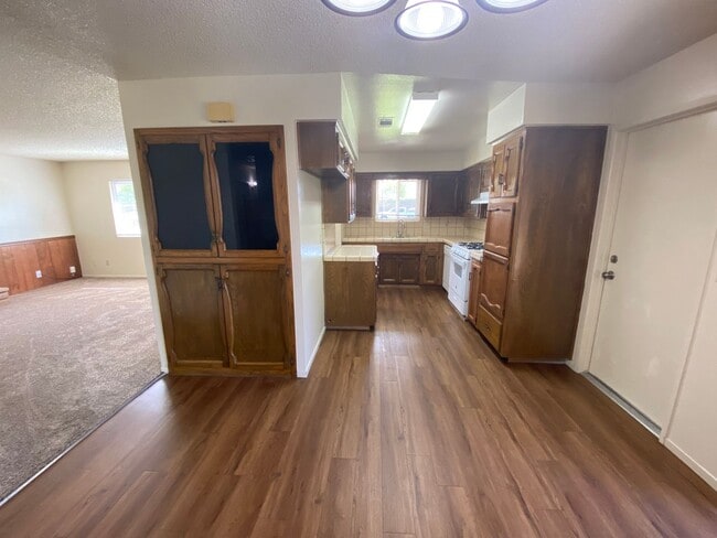 Building Photo - Spacious SW Visalia Home Available Now!