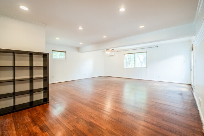 Foto del edificio - 5003 Stewart Ct