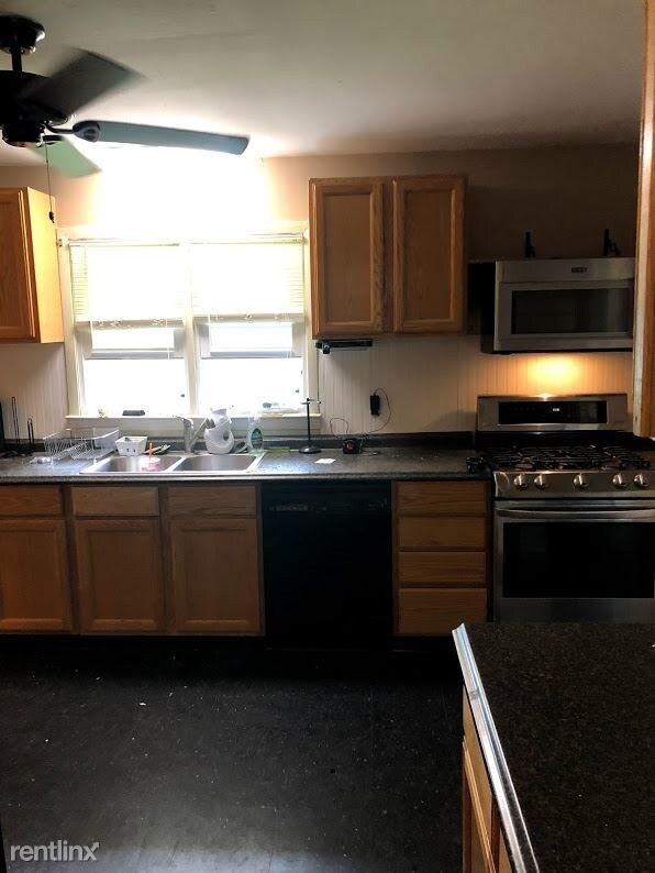 Building Photo - 3 br, 1 bath House - 35 Frawley Dr