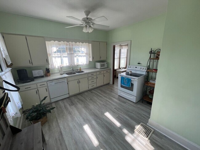 Building Photo - WEST 2 Bedroom 1 bath home