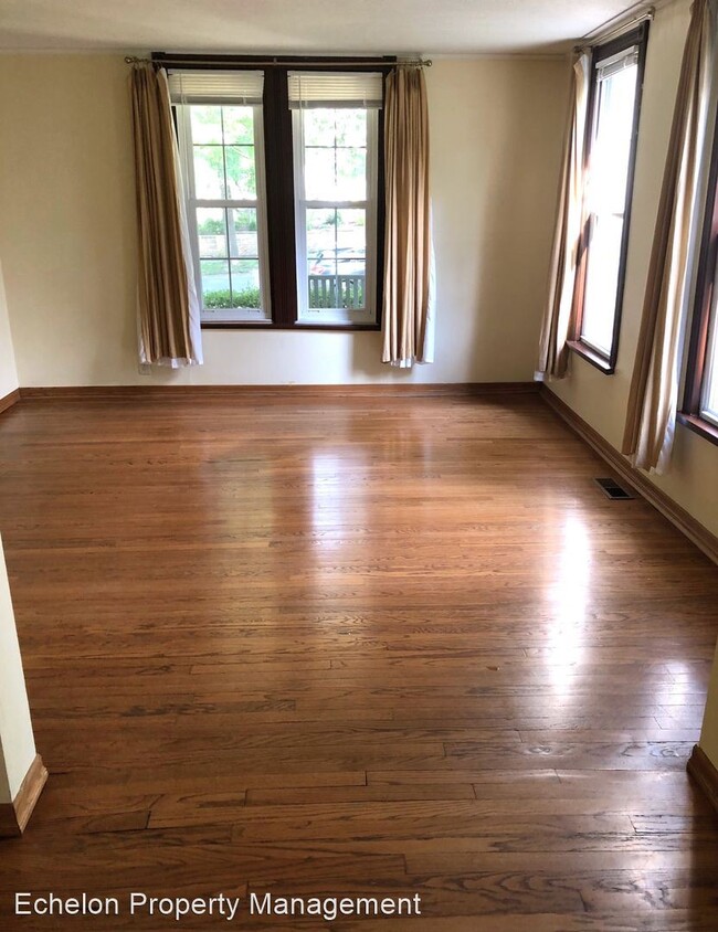 Building Photo - 3 br, 2.5 bath House - 1000 S Broadway