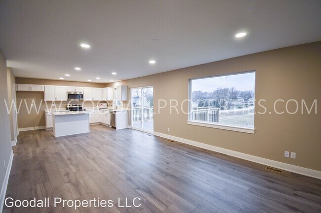 Building Photo - 5 br, 3.5 bath House - 1000 Warren St