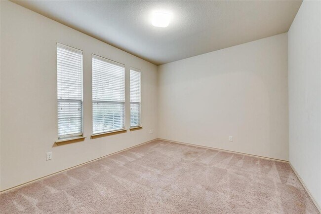 Foto del edificio - 15825 Carlton Oaks Dr