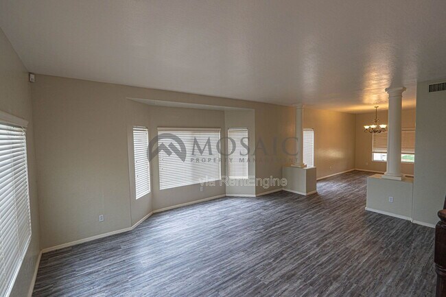 Foto del edificio - 883 E Powell Way