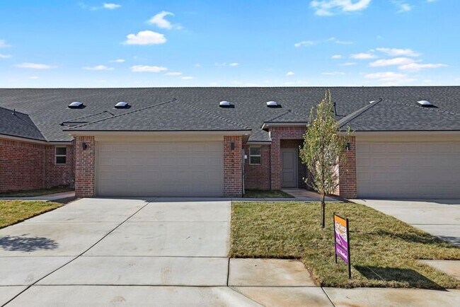 Foto del edificio - 7614 Woodford Ave